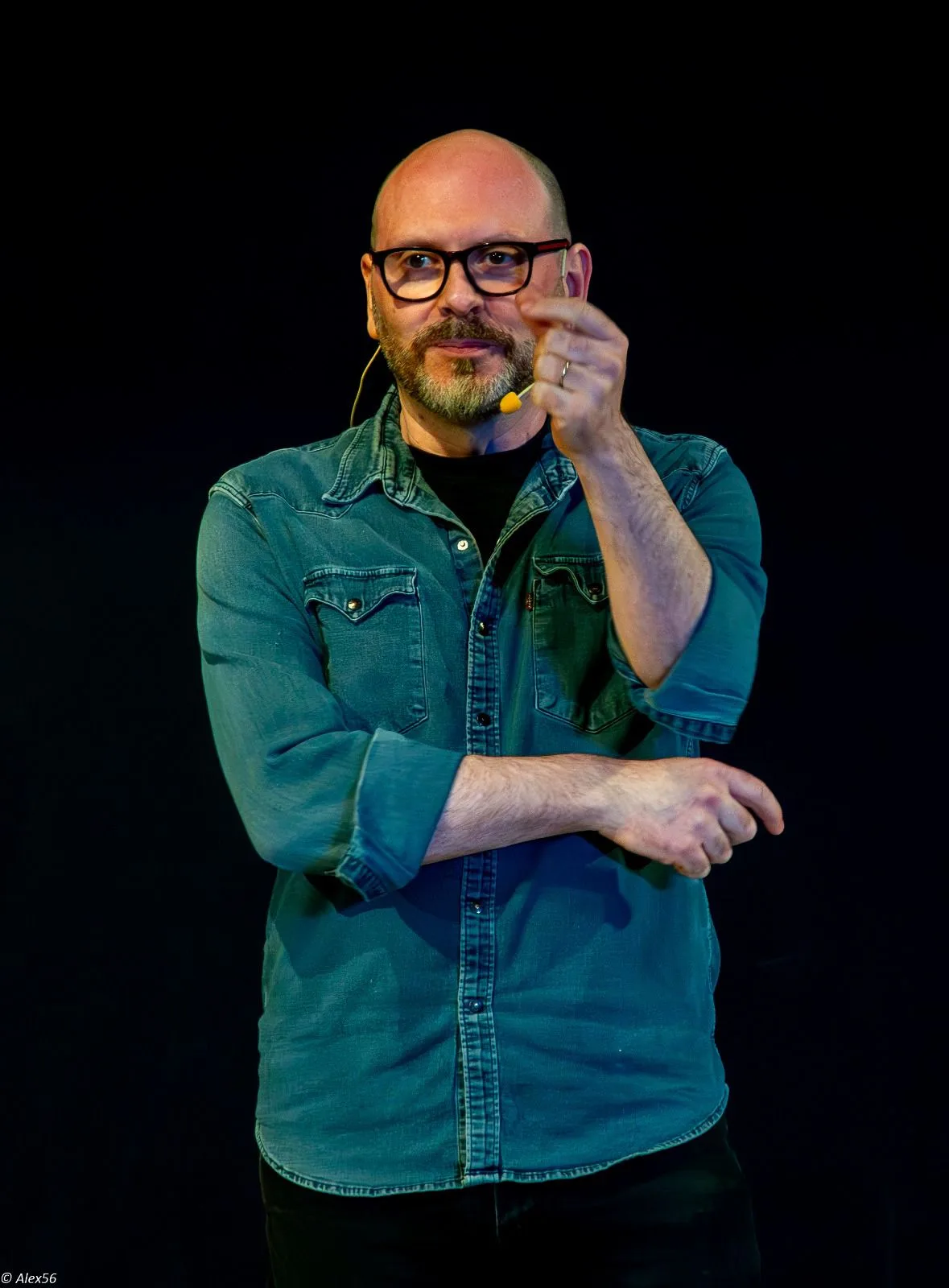 Fabrizio Palma in scena su fondo scuro